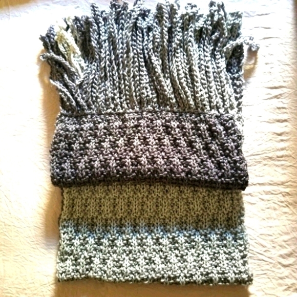 Elegant Gray Knit Scarf - Picture 3 of 7